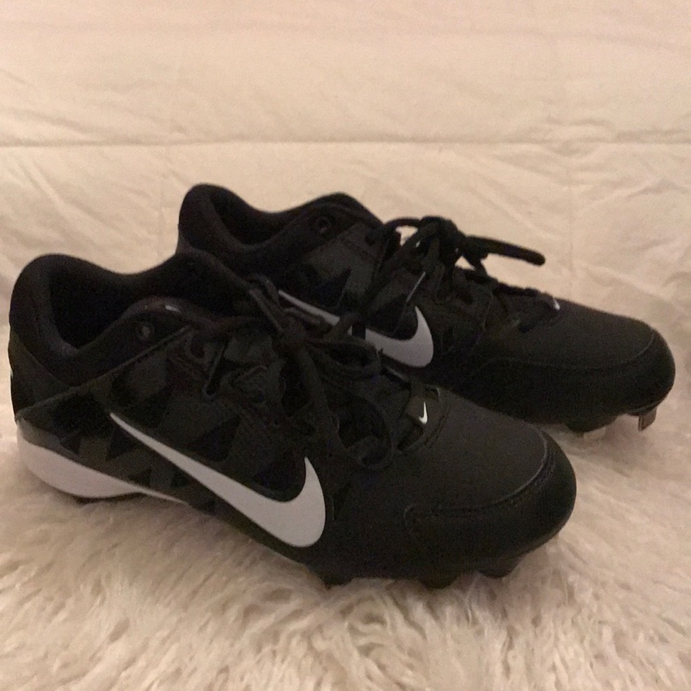 Nike Women’s 7.5 Softball Cleats w/ Metal Spikes